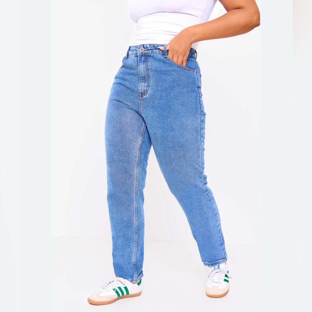 NWOT: Pretty Little Thing High Waist Mom Jeans (Size: 6)